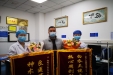 患者给感染科赠与锦旗表示感谢