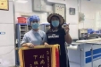 患者给血透科赠与锦旗和感谢信