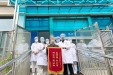 患者给感染科赠与锦旗表示感谢