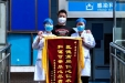 患者给感染科医生赠与锦旗表示感谢