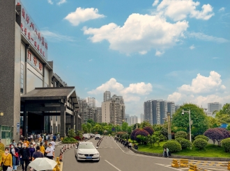 湘西州人民医院门诊大楼前绿地公园